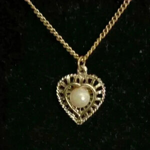 Vintage gold-tone faux pearl heart necklace